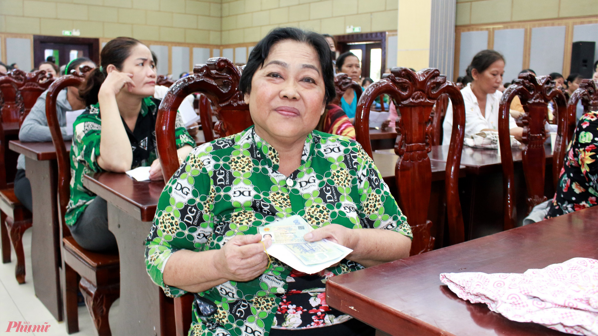 Bà Ngô Thị Ngọc Quyên  (58 tuổi, xã Phong Phú, huyện Bình Chánh) vui mừng khi cầm số tiền trên tay. Bà Quyên cho biết, bà là trụ cột chính trong gia đình, hằng ngày bà đi  thu mua phế liệu  trên chiếc xe đạp cũ kỹ, để kiếm tiền  mưu sinh nuôi mẹ già yếu và người chồng bệnh tật nhiều năm nay. Với số tiền này, bà sẽ mua một chiếc xe máy cũ để thuận tiện cho việc đi lại và chở hàng.