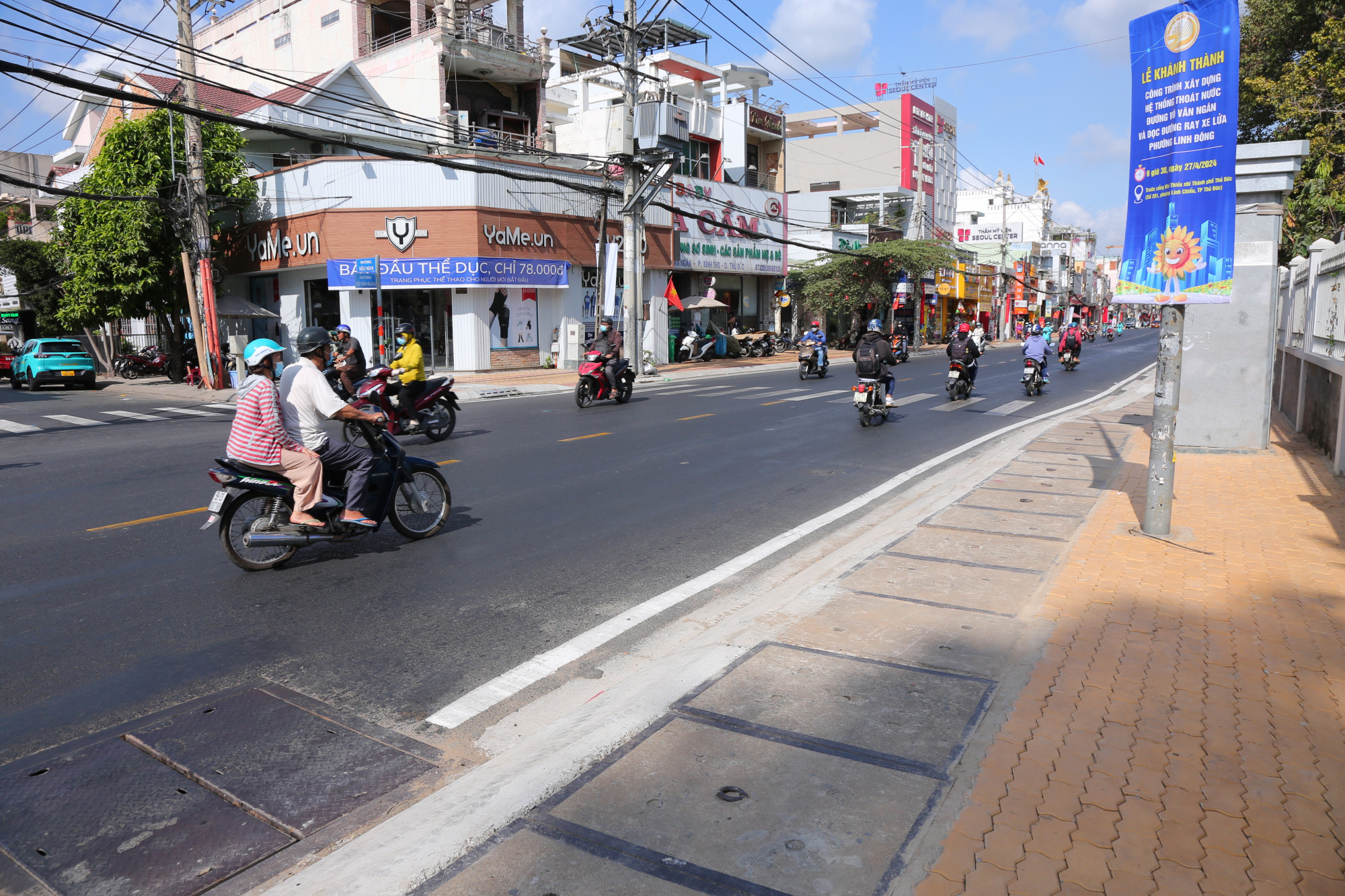 . Bên cạnh đó, vỉa hè cũng được lát gạch mới, tạo điều kiện thuận lợi cho người dân đi bộ trên vỉa hè.