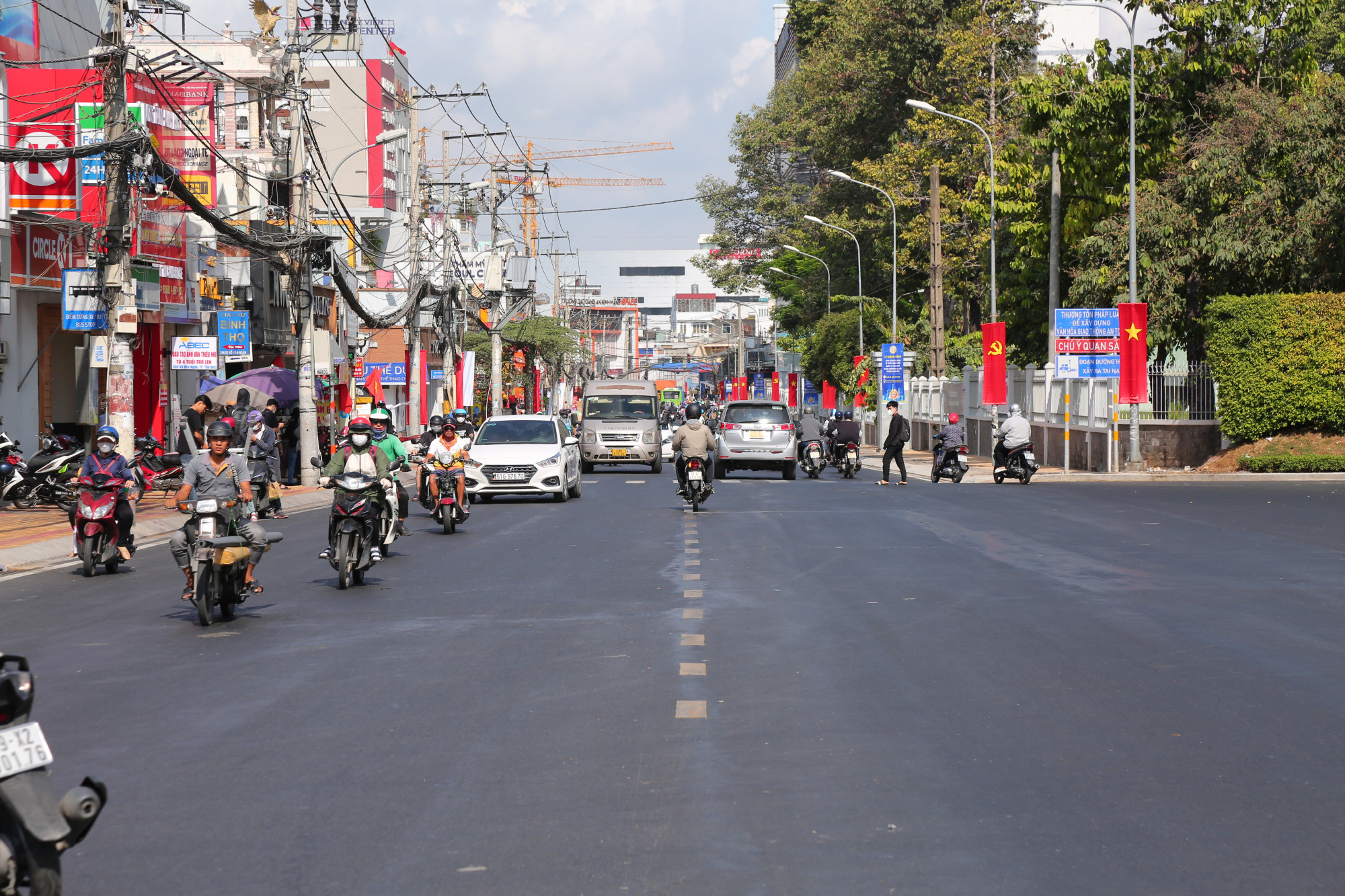 Sáng 26/4, theo ghi nhận, đường Võ Văn Ngân đoạn từ ngã tư Thủ Đức đến khu vực vòng xoay chợ Thủ Đức đã được trải nhựa mới.