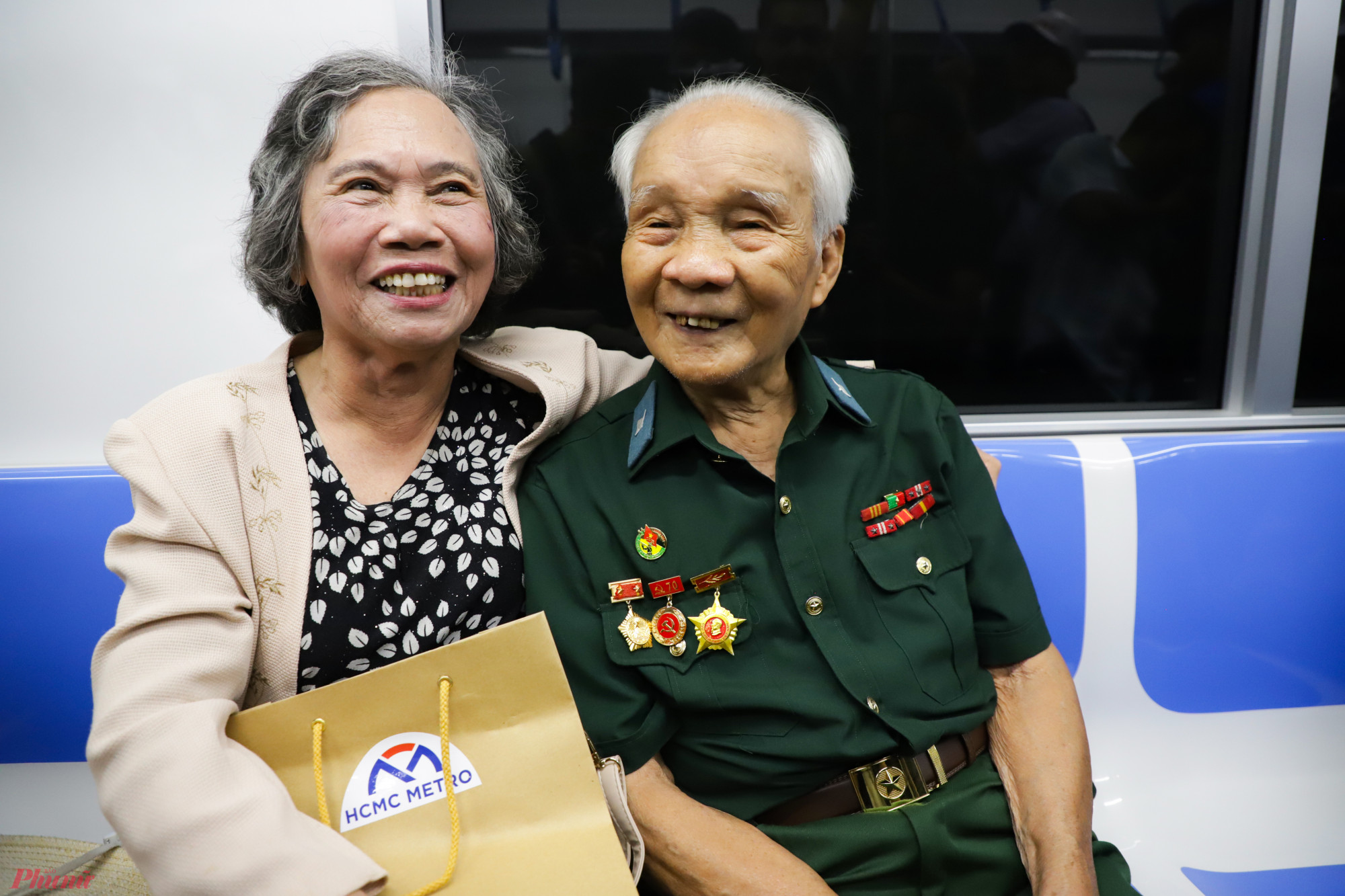 Ông Dương Chí Kỳ (90 tuổi) cùng vợ trải nghiệm chuyến tàu metro số 1. Ông Kỳ cho biết, đã đi khắp nơi, ngồi tàu khắp các nước trên thế giới nhưng không đâu cảm xúc bằng ngồi tàu metro số 1 ở TPHCM. 