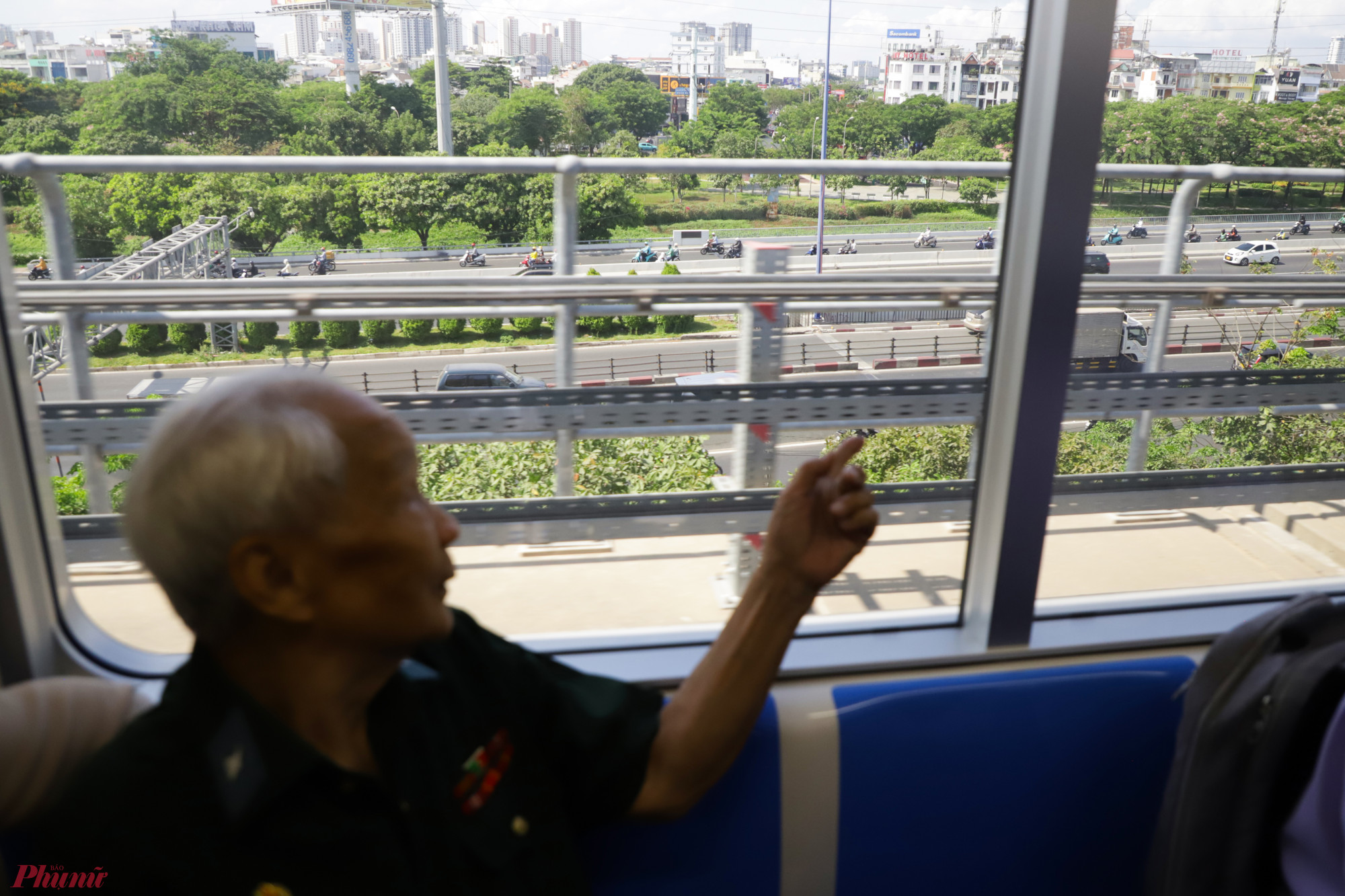 Lần đầu tiên cựu chiến binh Dương Chí Kỳ có thể nhìn toàn cảnh thành phố từ trên cao khi tàu metro đi xuyên suốt từ quận 1 về TP Thủ Đức.