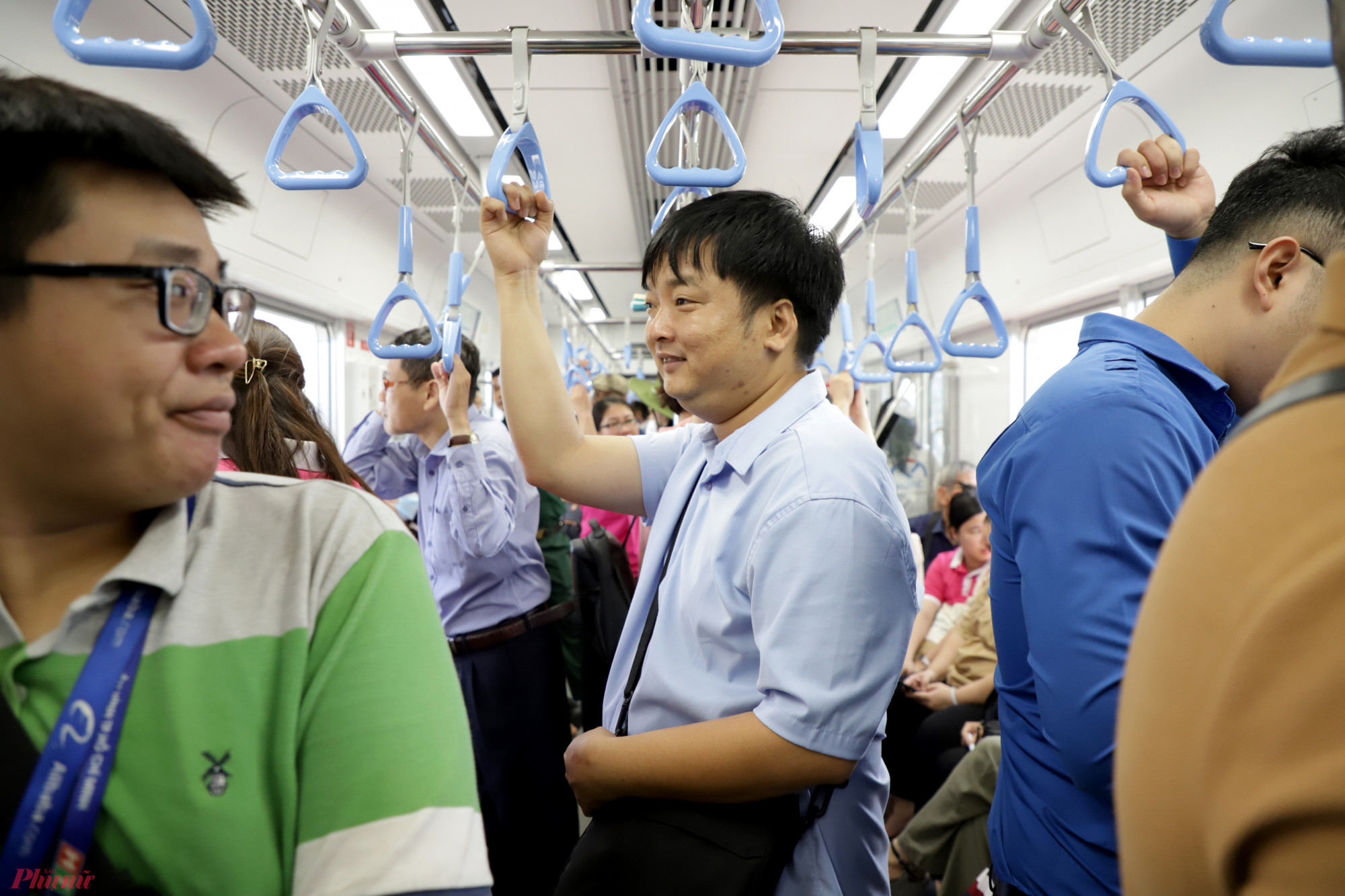 Trên tàu metro số 1 sẽ có các hàng ghế ngồi và lắp đặt thêm các tay cầm để hành khách đứng dọc hành làng khi đông khách.