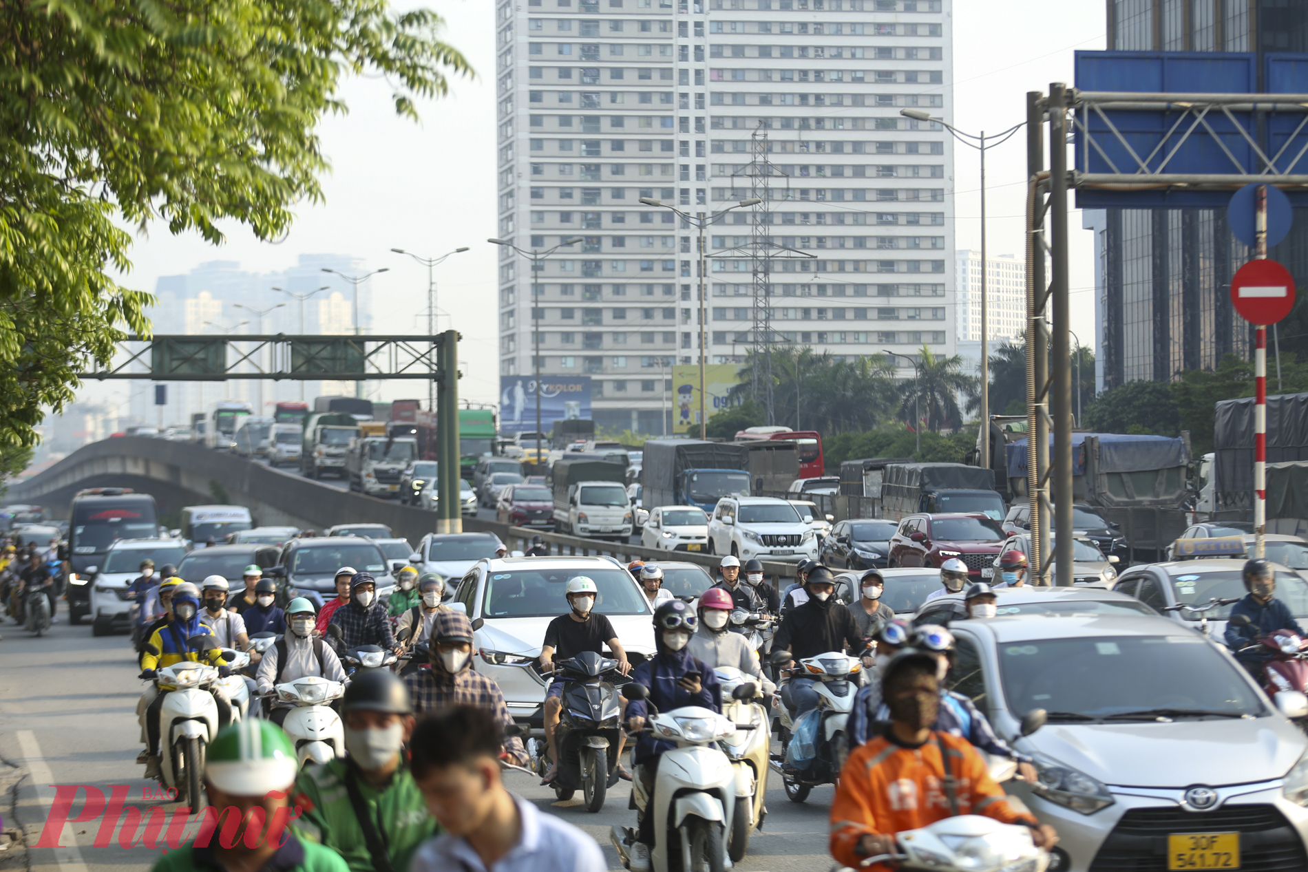 khu vực xung quanh bến xe Mỹ Đình, lượng phương tiện đông đúc ngay từ đầu giờ chiều.