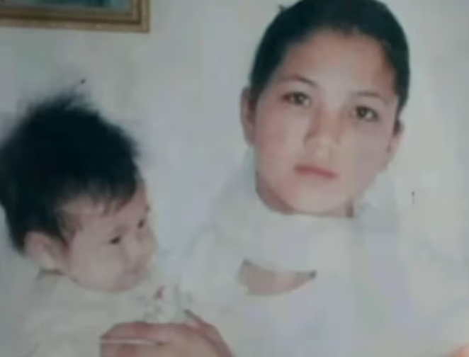 Mahtab Eftekhar, chụp ảnh cùng con gái Zahra, hiện 14 tuổi và vẫn sống ở Afghanistan. Ảnh: Tài liệu