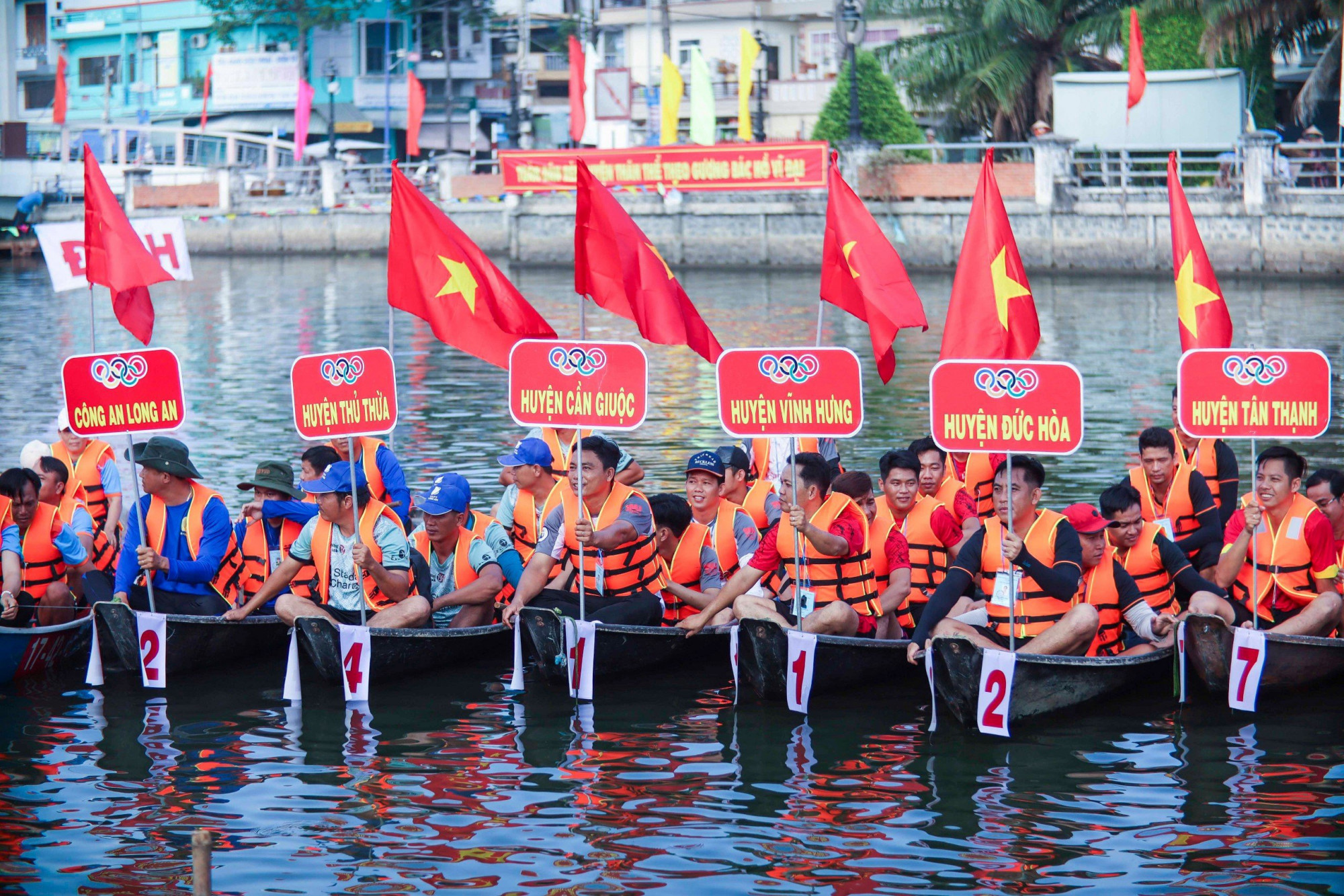 Trong không khí náo nhiệt ở hai bên sông Bảo Định, tiếng trống rộn rã, tiếng hò reo, cổ vũ nhiệt tình của người dân, các lượt đua diễn ra hấp dẫn, gay cấn, các đội đua bám đuổi nhau quyết liệt.