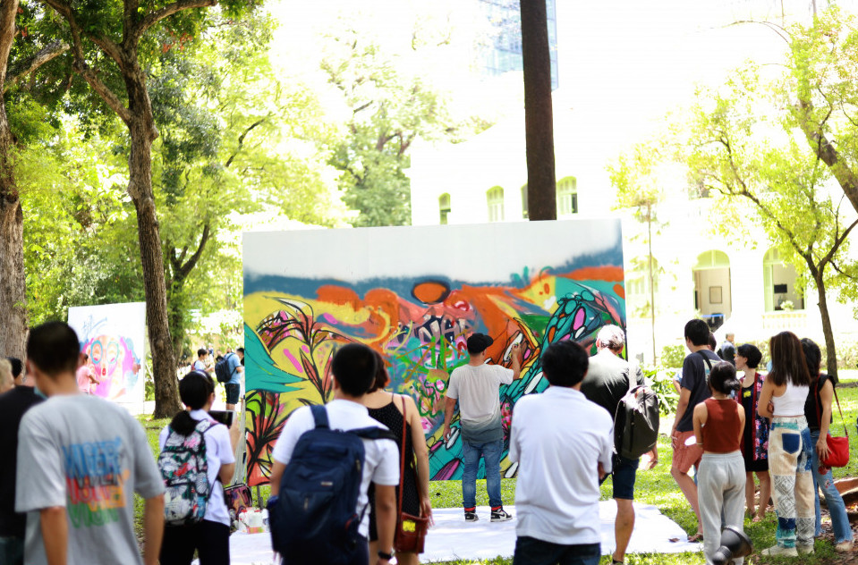 Hoạ sĩ graffiti vẽ trực tiếp ở khuôn viên xanh mát của Dinh thự Pháp, thuộc sự kiện Jam - Vietnam Urban Arts 2021. Ảnh Diễm Mi.
