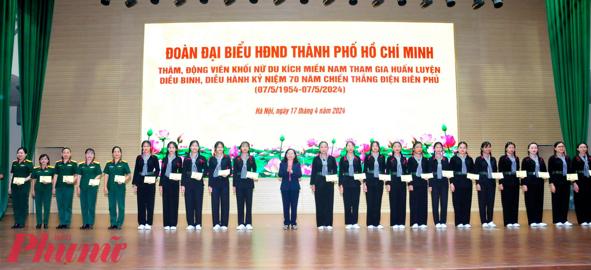 Đoàn đại biểu HĐND TPHCM do bà Nguyễn Thị Lệ - Phó Bí thư Thành ủy, Chủ tịch HĐND TPHCM làm Trưởng đoàn - đã đến thăm, động viên các bạn nữ du kích miềm Nam đang tham gia luyện tập tại Hà Nội. 
