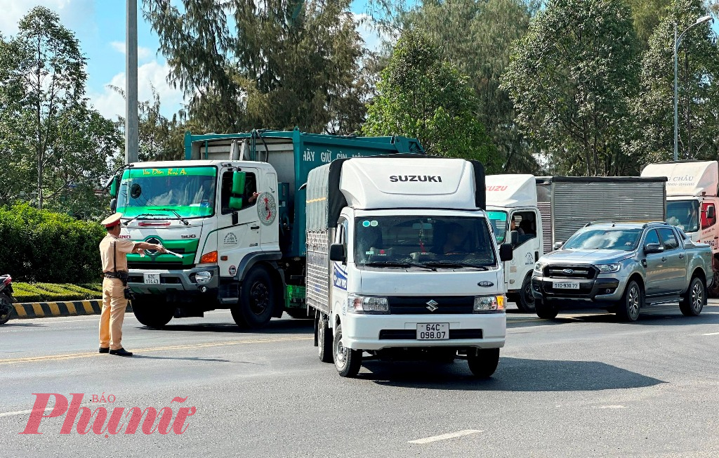 Lực lượng CSGT Công an tỉnh Tiền Giang túc trực điều tiết giao thông giữa trưa nắng nóng 27/4