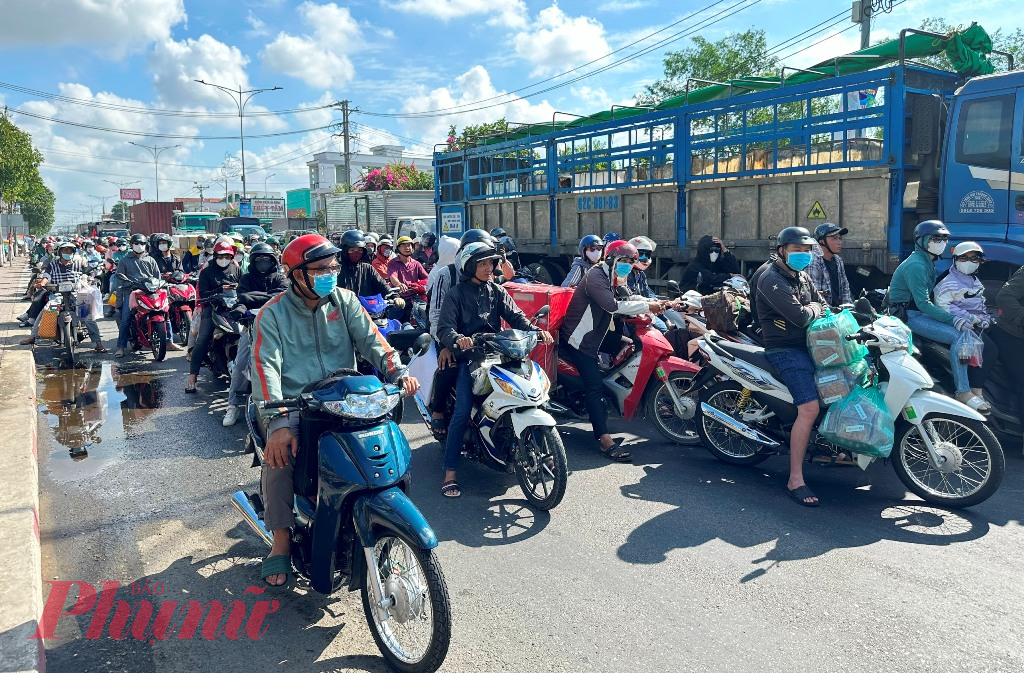 Hàng trăm phương tiện “chôn chân” giữa trưa nắng nóng chờ qua cầu Rạch Miễu