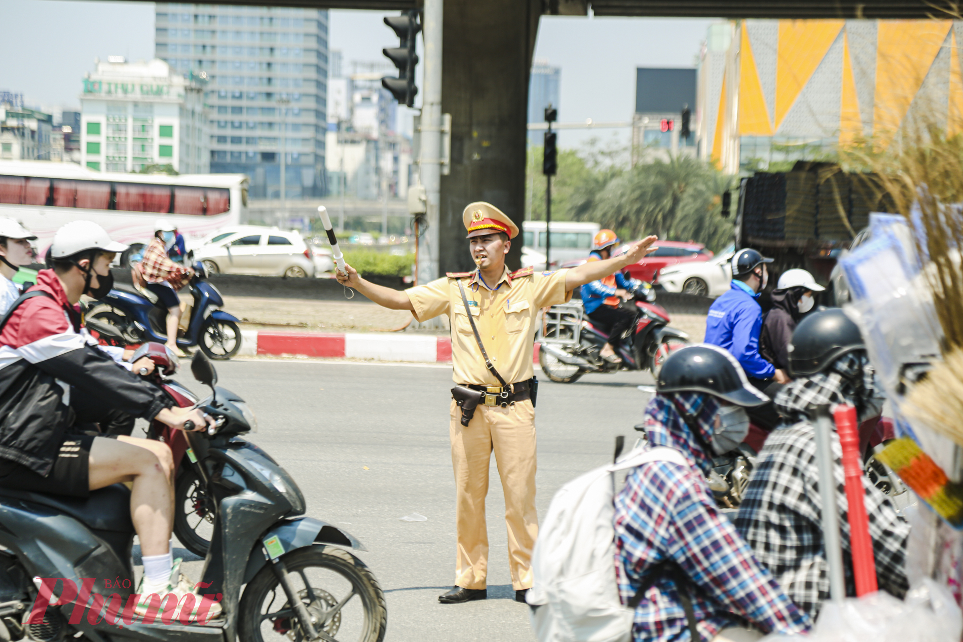 Theo ghi nhận thực tế, tại các chốt giao thông, các điểm giao thông đông đúc ở Hà Nội trong sáng nay (27/4), đều có lực lượng Cảnh sát giao thông (CSGT) ứng trực từ sáng sớm.