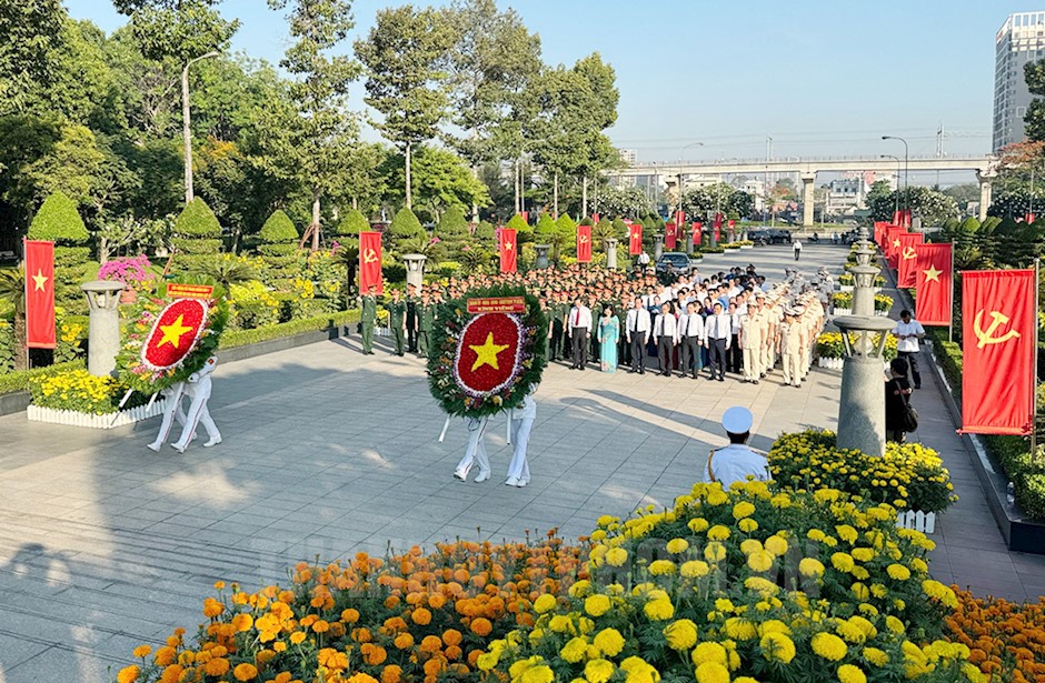 Đoàn đại biểu dâng hương, đặt vòng hoa tưởng nhớ công lao các Mẹ Việt Nam anh hùng, các anh hùng liệt sĩ - ảnh Long Hồ