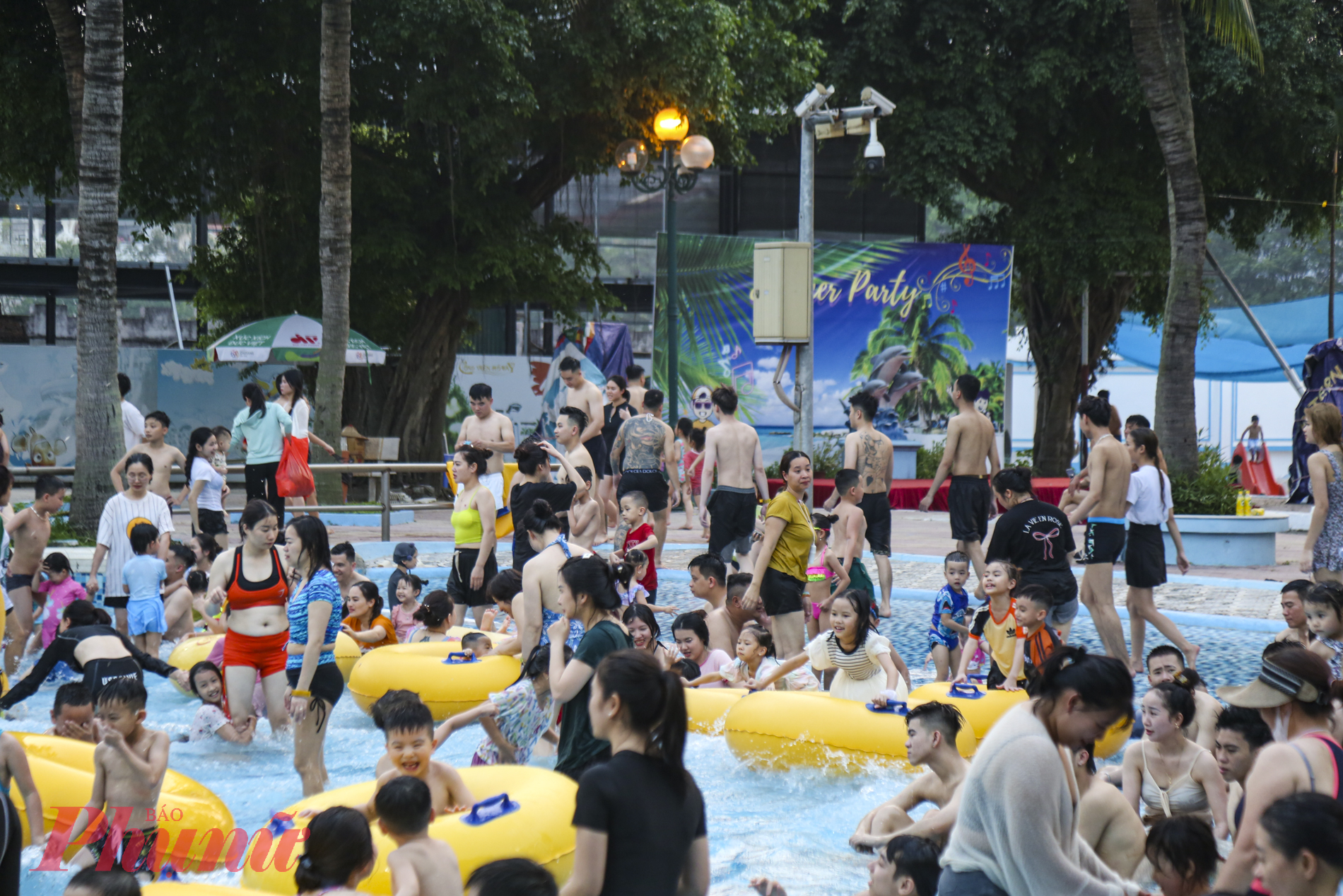 Ghi nhận vào chiều ngày 27/4, tại Công viên nước Hồ Tây (TP Hà Nội), hàng nghìn người dẫn đã đổ về đây để vui chơi trong dịp nghỉ lễ 30/4 – 1/5, đa số là các gia đình có con nhỏ.