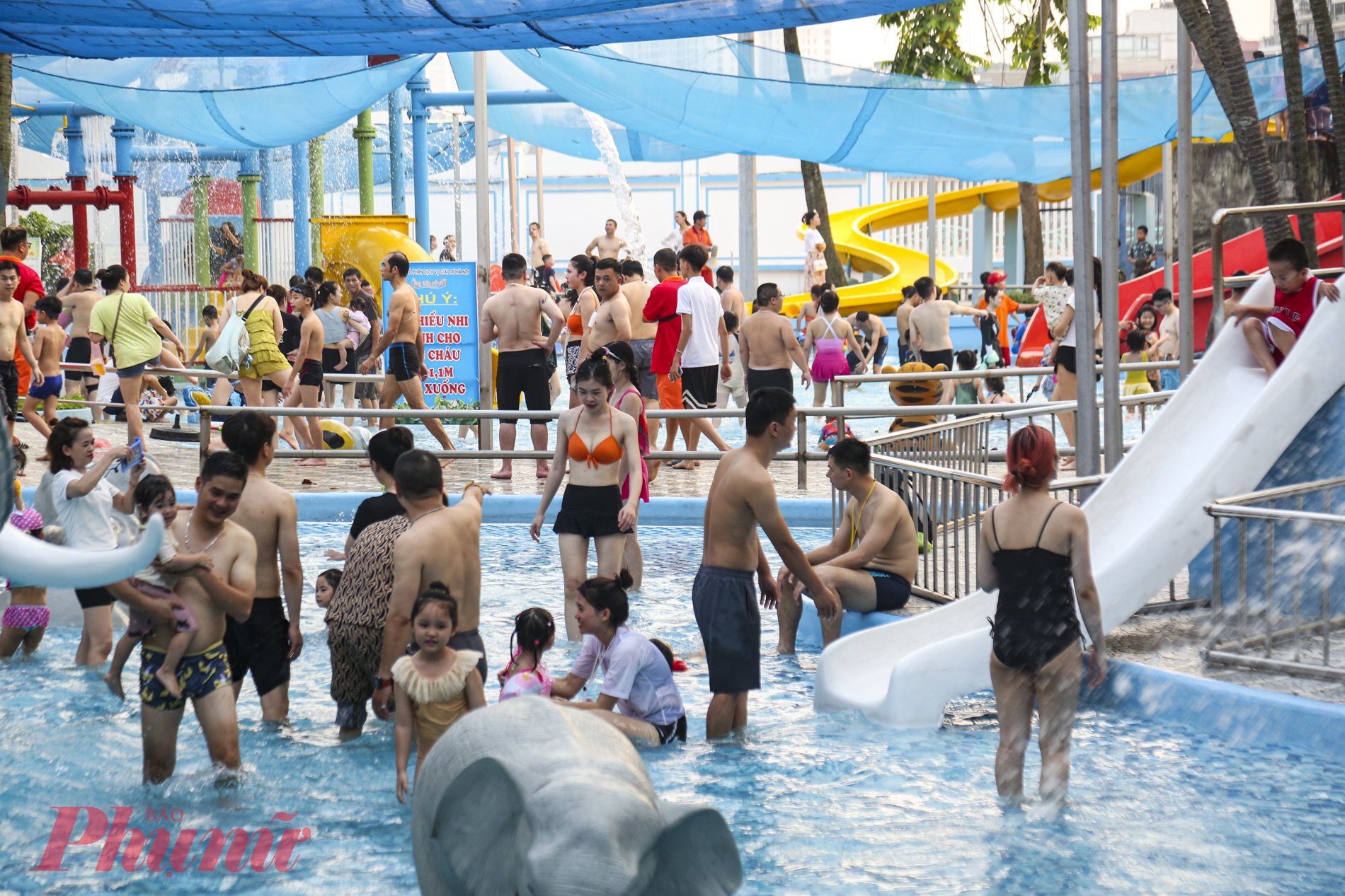 Thời tiết tại Hà Nội dịp nghỉ lễ có phần nắng nóng nên nhiều người đã lựa chọn Công viên nước Hồ Tây để vui chơi. 