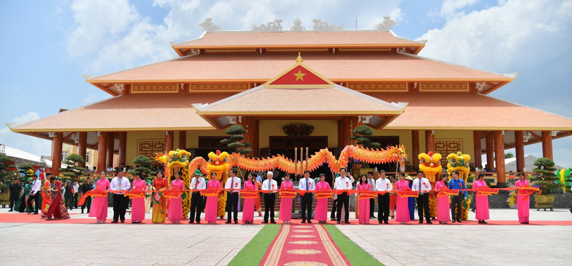 Nghi thức cắt băng khánh thành Đền thờ Anh hùng liệt sĩ lực lượng vũ trang nhân dân và Thanh niên xung phong hy sinh trên tuyến đường 1C tại huyện Giang Thành