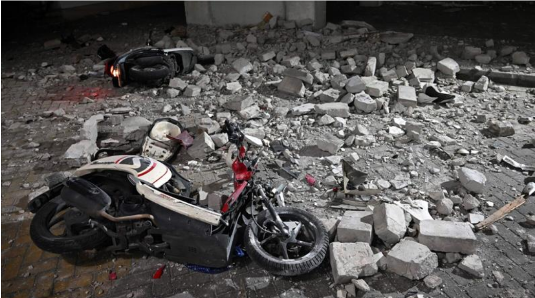 Một số tuyến đường ở Indonesia ngổn ngang gạch đá sau trận động đất mạnh.