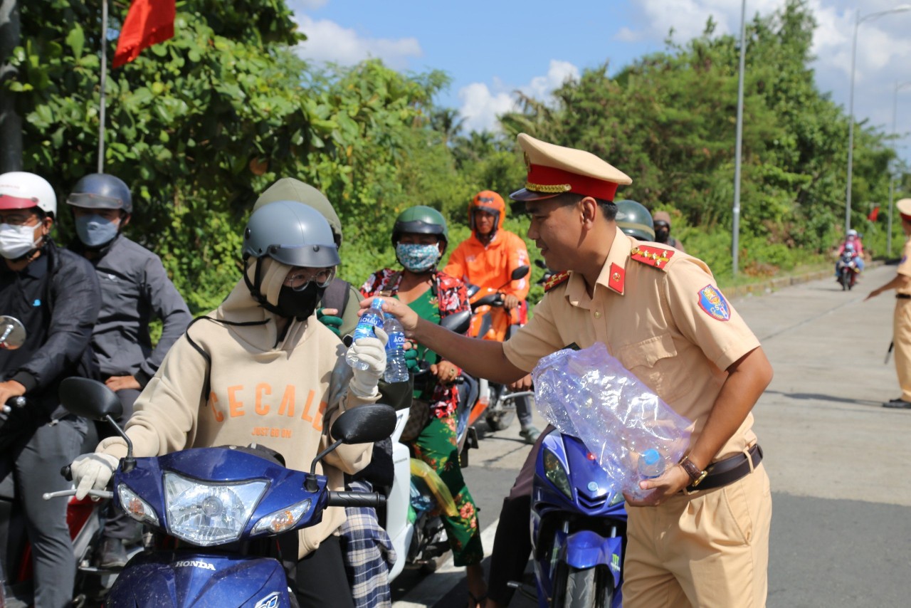 gần 1.000 chai nước suối, trên 300 khăn lạnh cho người dân đi xe máy từ hướng TPHCM về các tỉnh Sóc Trăng, Bạc Liêu và Cà Mau;