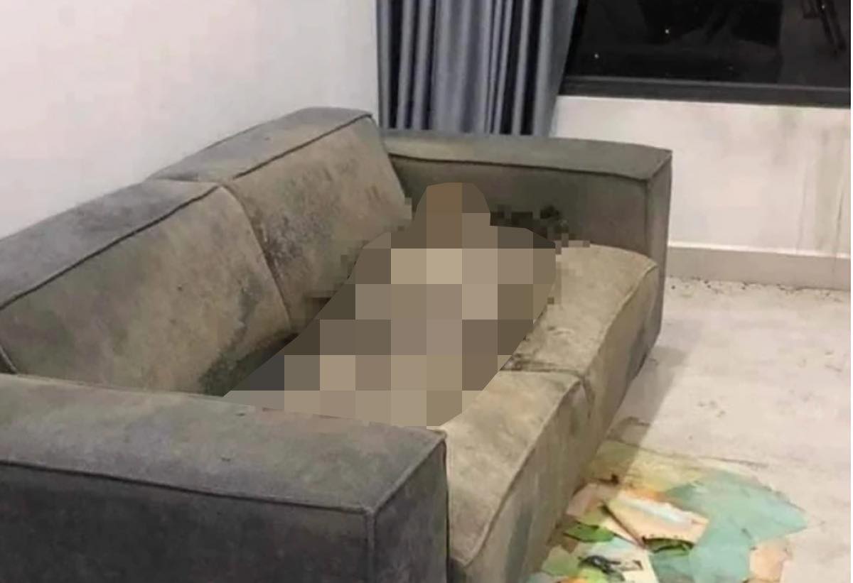 Thi thể cô gái được phát hiện đã khô trên sofa