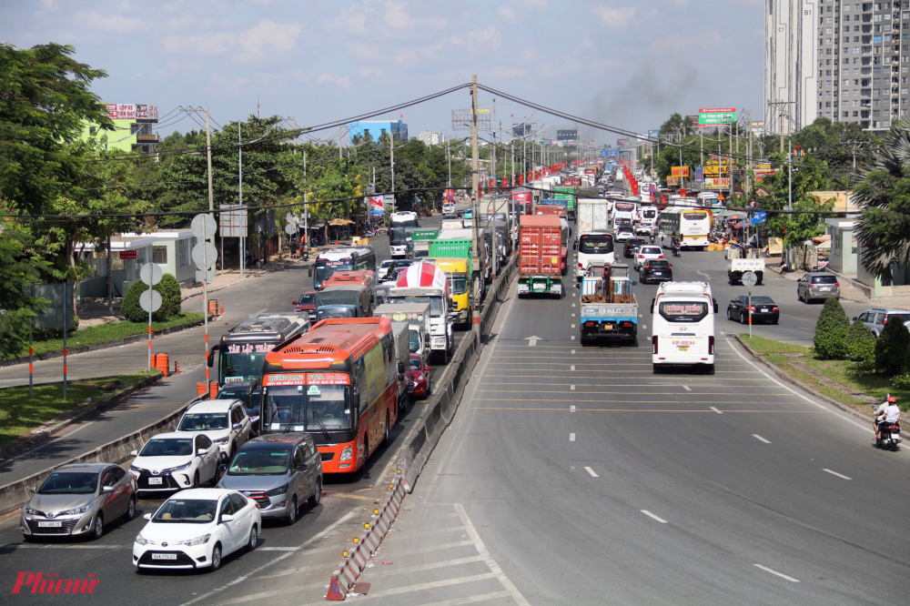 Đường dẫn cao tốc TPHCM - Trung Lương phương tiện lưu thông đông đúc.