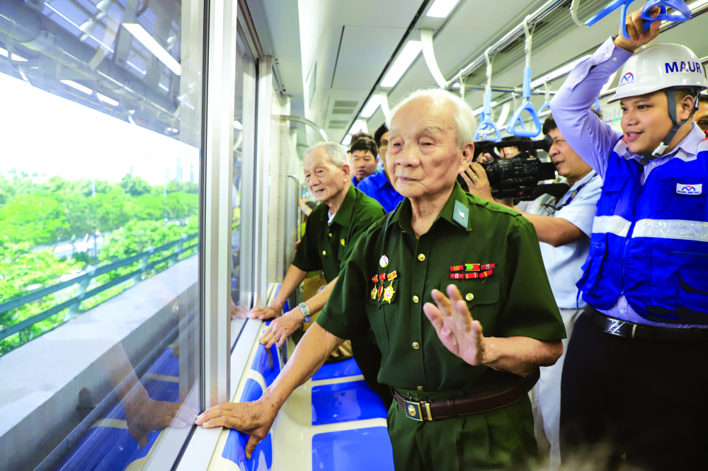 Cựu chiến binh Dương Chí Kỳ cùng các chiến sĩ Điện Biên năm xưa trên đoàn tàu metro của TPHCM ẢNH: MINH AN