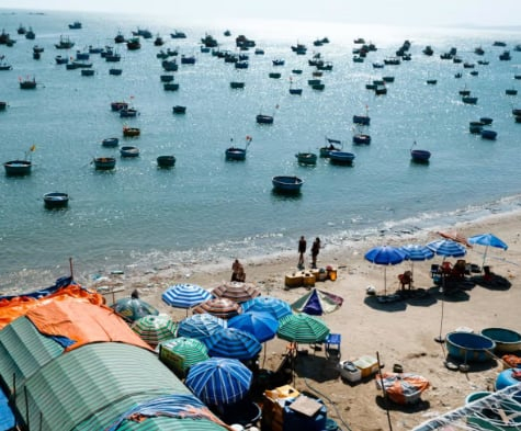 Thuyền thúng tròn ở Mũi Né là đặc trưng của Việt Nam. Vào sáng sớm khu vực này rất nhộn nhị với cảnh buôn bán hải sản của ngư dân Ảnh: Toh Ee Ming