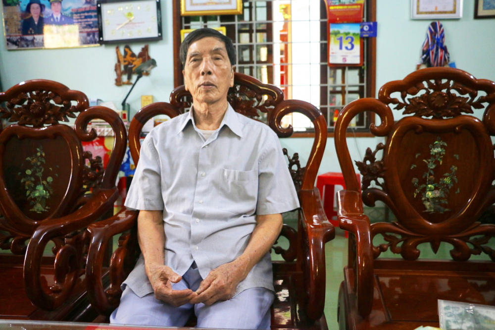 Ông Nguyễn Đức Lãng  kể về những năm tháng may cờ để treo lên cột cờ  Hiền Lương