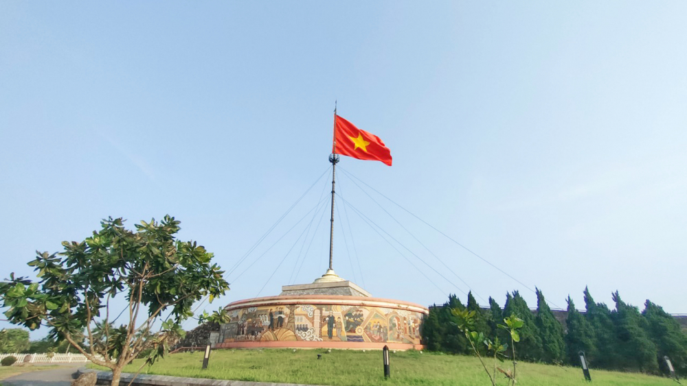 Cột cờ bên bờ Hiền Lương, sông Bến Hải 