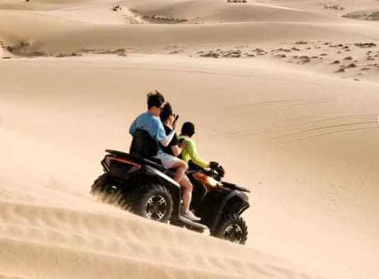 Trãi nghiệm cảm giác mạnh khi lái xe ATV trên đồi cát trắng. Ảnh: Toh Ee Ming