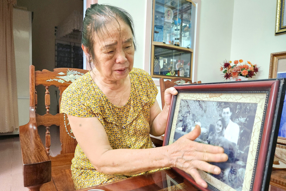 Tấm ảnh duy nhất chụp chung với chồng được bà Nguyễn Thị Lương gìn giữ như báu vật
