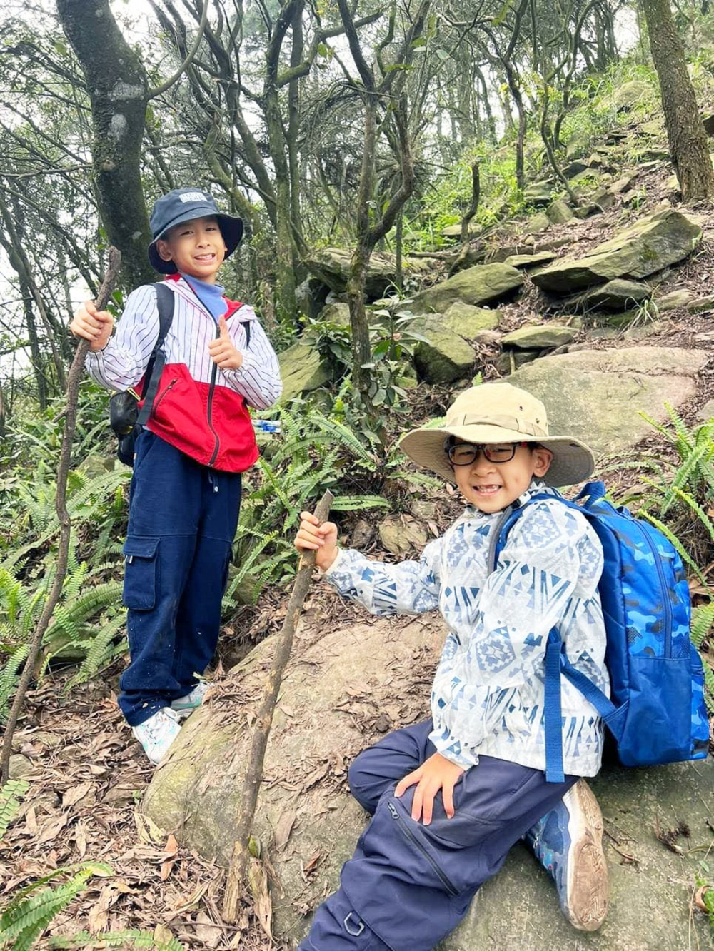 Chị Hà và 2 con trai háo hức với các chuyến đi lên rừng, xuống biển và thưởng thức những đặc sản địa phương