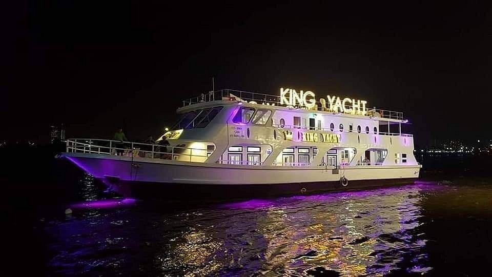 King Yacht là chiếc một trong những chiếc du thuyền cá nhân cao cấp bậc nhất đã và đang được khai thác tại thành phố Hồ Chí Minh trong phân khúc kinh doanh nhà hàng du thuyền kết hợp nghỉ dưỡng và ăn uống đẳng cấp, chất lượng theo phong cách thời thượng, hiện đại. Tàu King Yacht sở hữu sức chứa lên đến 80 người, không gian rộng thoáng cùng lối trang trí xa hoa, tinh tế và các thiết bị cao cấp nhằm phục vụ tốt nhu cầu tiệc tùng, vui chơi của du khách.    II. NỘI DUNG CHƯƠNG TRÌNH “Ngắm Pháo Hoa Du Thuyền Đêm 30/4” Hoạt động ăn tối trên du thuyền cao cấp và du ngoạn vòng quanh sông Sài Gòn theo lịch trình thiết kế sẵn dành riêng cho tàu King Yacht chắc hẳn sẽ mang đến những điều mới mẻ, thú vị cùng những giây phút vui vẻ, ấm áp bên người thân, bạn bè dịp lễ 30/4 năm nay.