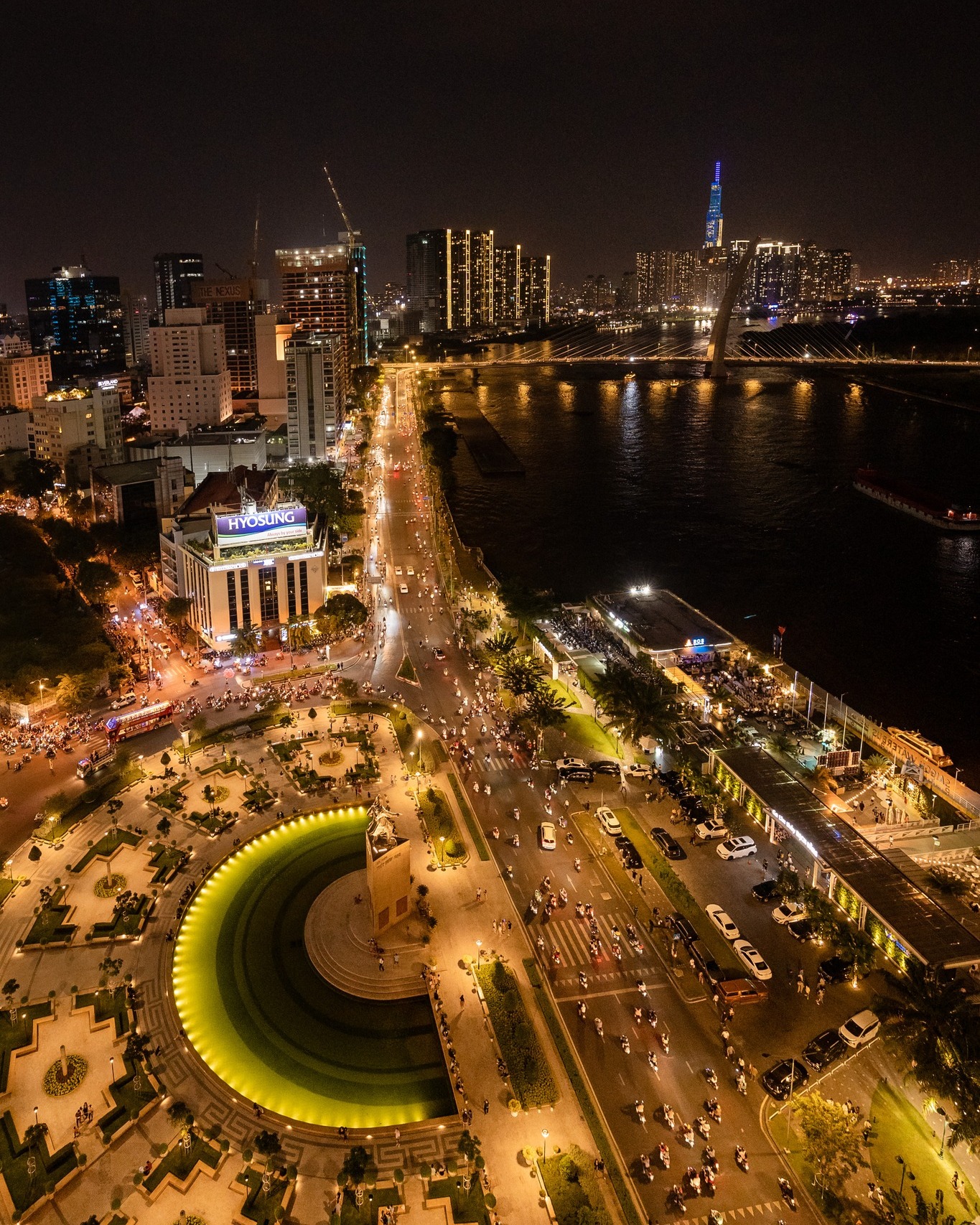 Liquid Sky Bar thuộc khách sạn Renaissance Riverside Hotel Saigon. Nơi đây nổi bật với không gian ngoài trời, mang đến cho bạn bữa tiệc đêm lễ thú vị bên cạnh hồ bơi. Âm nhạc sôi động giúp bạn có những câu chuyện không hồi kết cùng bạn bè.  View từ tầng 21 nhìn ra sông Sài Gòn và toàn cảnh thành phố lung linh, quyến rũ. Phí vào cửa ngắm pháo hoa là 700.000 đồng/khách, bao gồm 1 ly vang sủi.