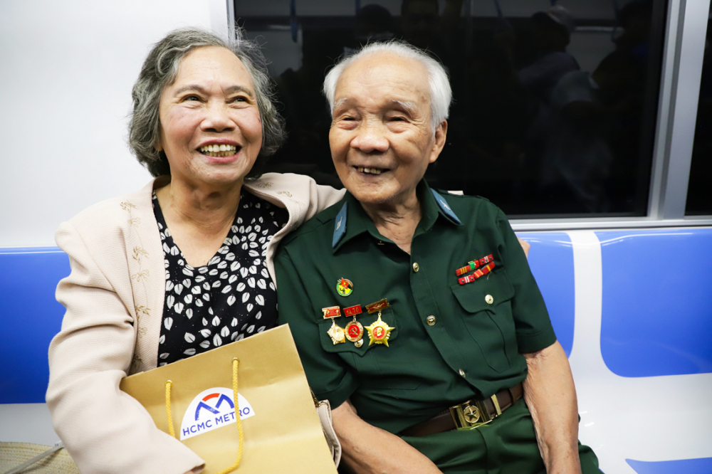 Cựu chiến binh Dương Chí Kỳ cùng vợ là phó giáo sư, tiến sĩ Trần Thị Minh Châu tham gia trải nghiệm tuyến metro Bến Thành - Suối Tiên - ẢNH: MINH AN