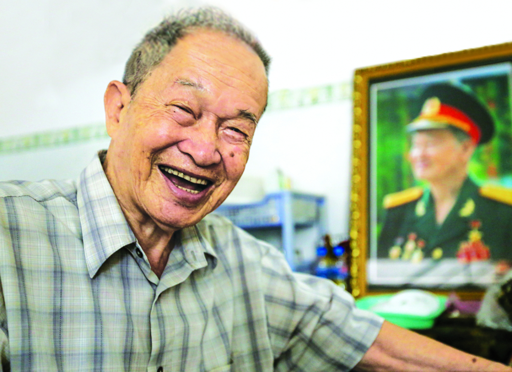 Dù tuổi đã cao, ông Tư Cang vẫn rất minh mẫn và có trí nhớ tuyệt vời - ảnh: quỳnh trần