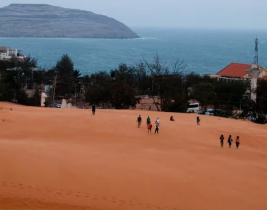 Đồi cát đỏ là địa điểm tuyệt vời để ngắm hoàng hôn và trượt cát. Ảnh: Toh Ee Ming