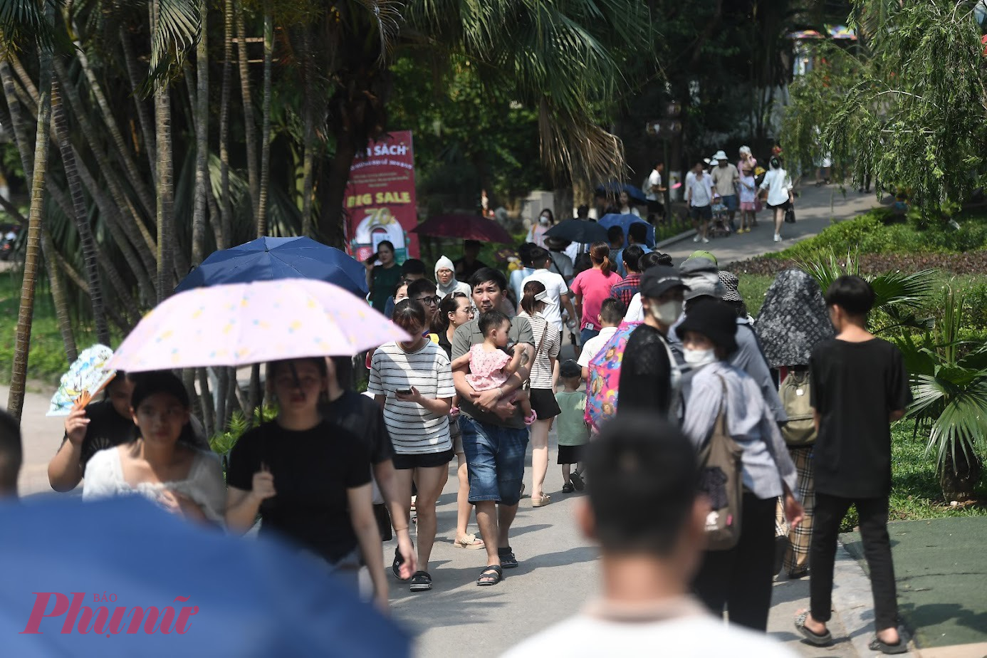  Ghi nhận của PV tại Sở thú Hà Nội cùng ngày, lượng du khách đến tham quan lên đến 5452 người 