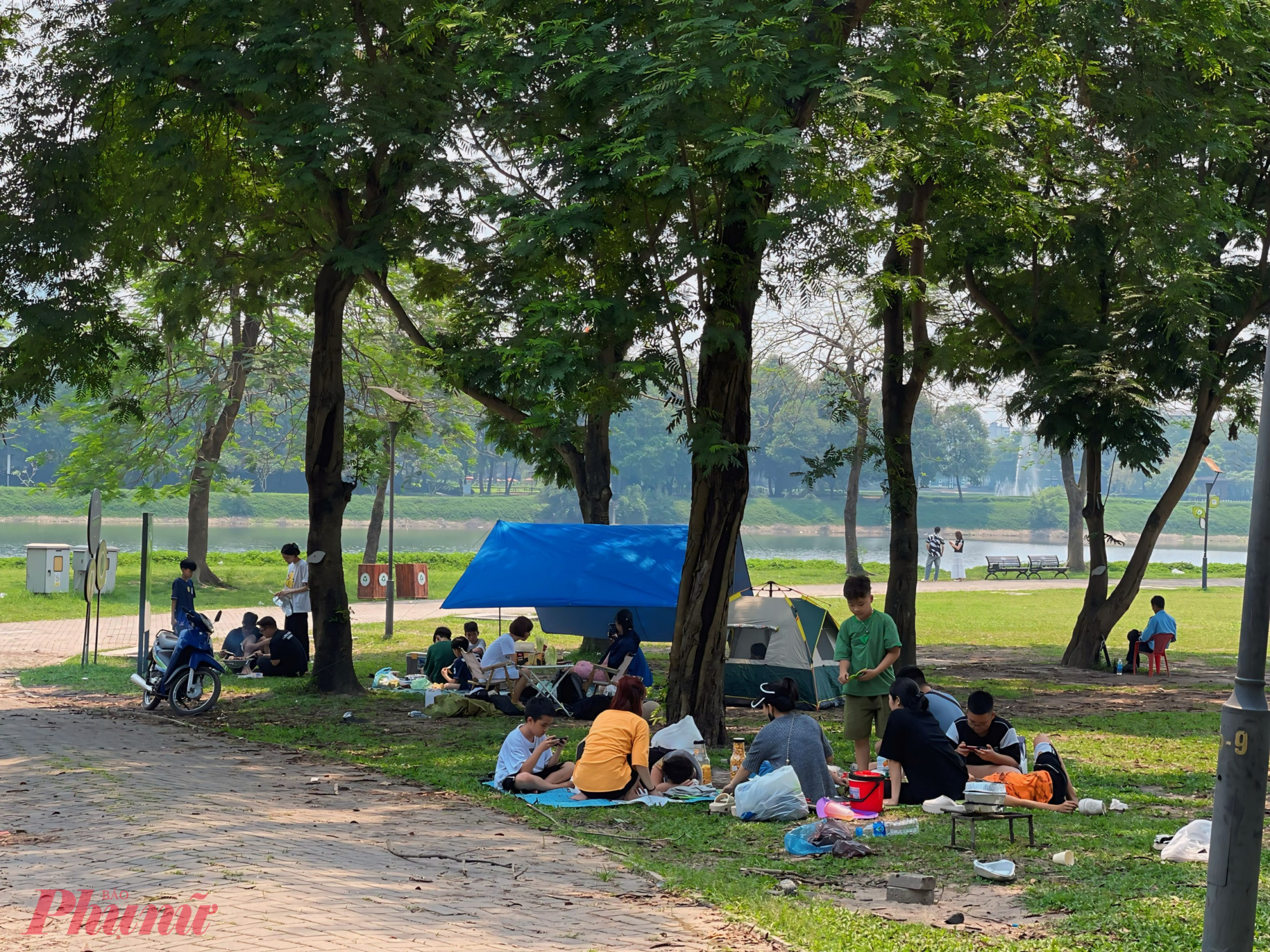 Ngay từ sáng sớm, đông đảo các gia đình ở Hà Nội lựa chọn hoạt động dã ngoại, ăn uống tại công viên Yên Sở vào dịp nghỉ lễ