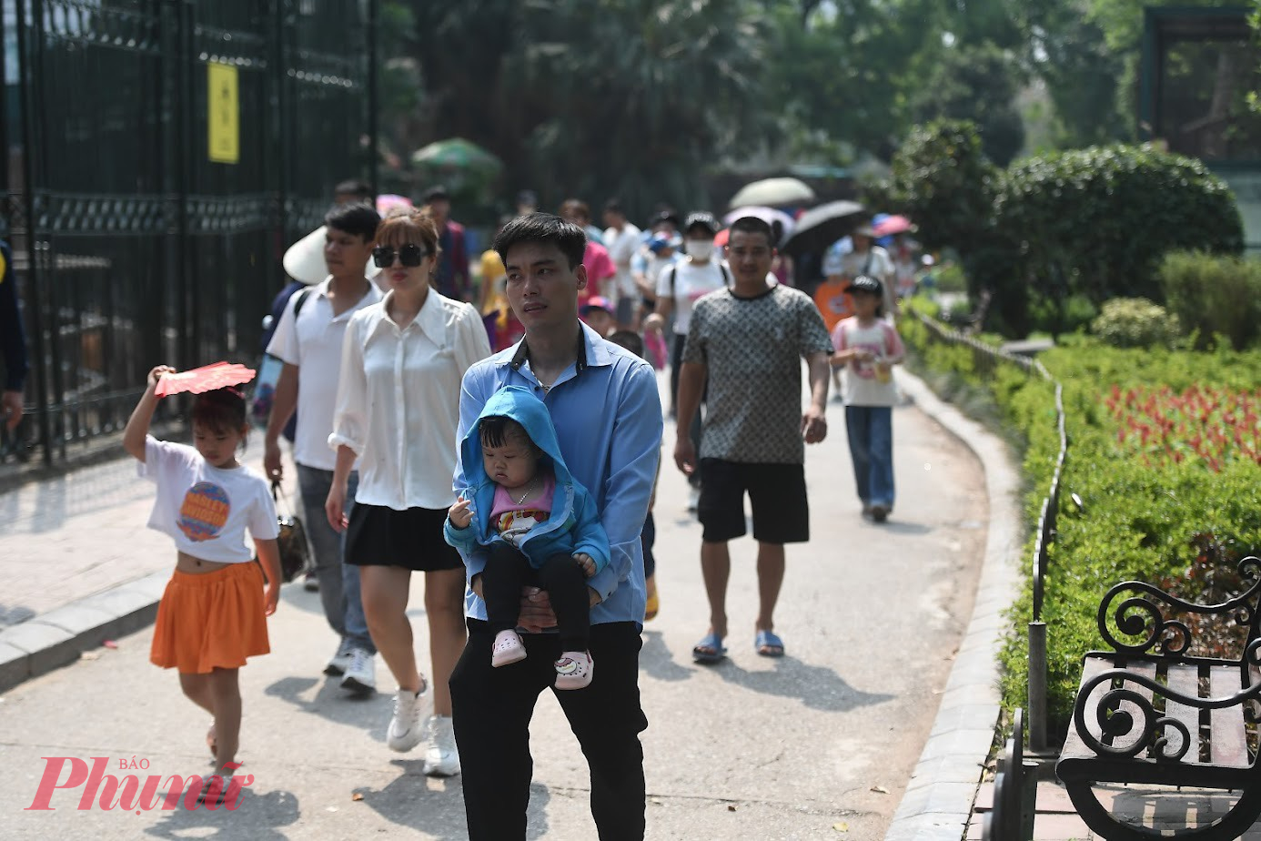 Vào mỗi dịp lễ, sở thú Hà Nội luôn mở cửa cho du khách tham quan, đặc biệt là nhiều gia đình có con nhỏ có thể trải nghiệm các loài động vật nơi đây 