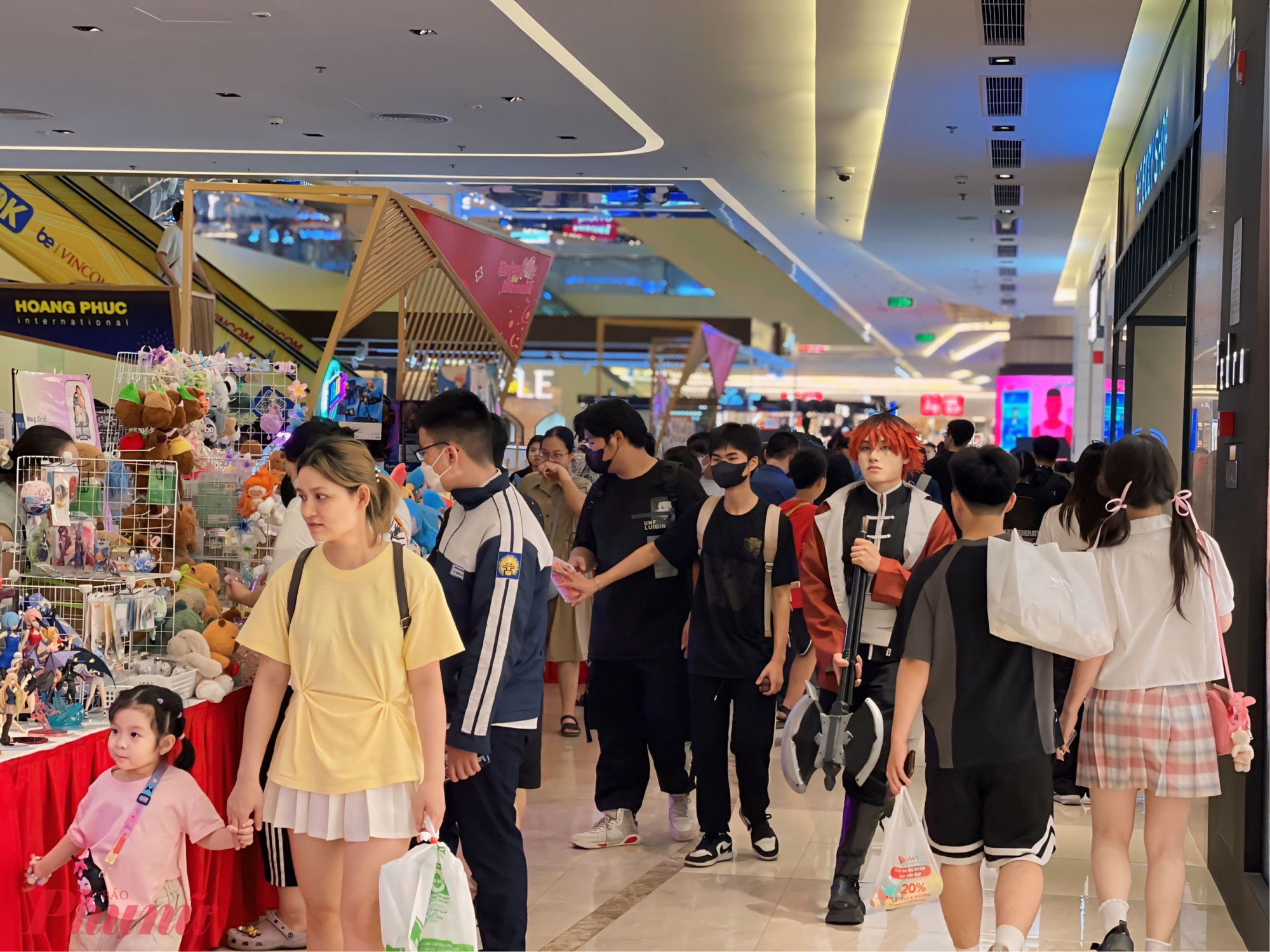 Lượng du khách tại các trung tâm thương mại ở Hà Nội tăng cao vào mỗi dịp lễ