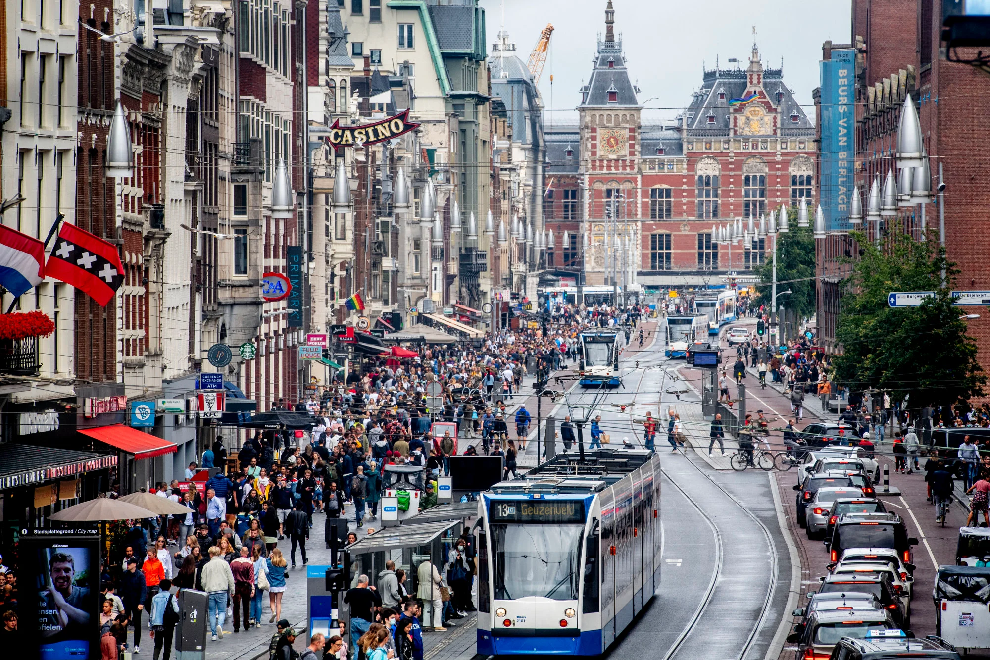 Đám đông khách du lịch trên đường phố ở Amsterdam, nơi đã thực hiện một số biện pháp để kiểm soát lượng khách - Ảnh: Getty Images