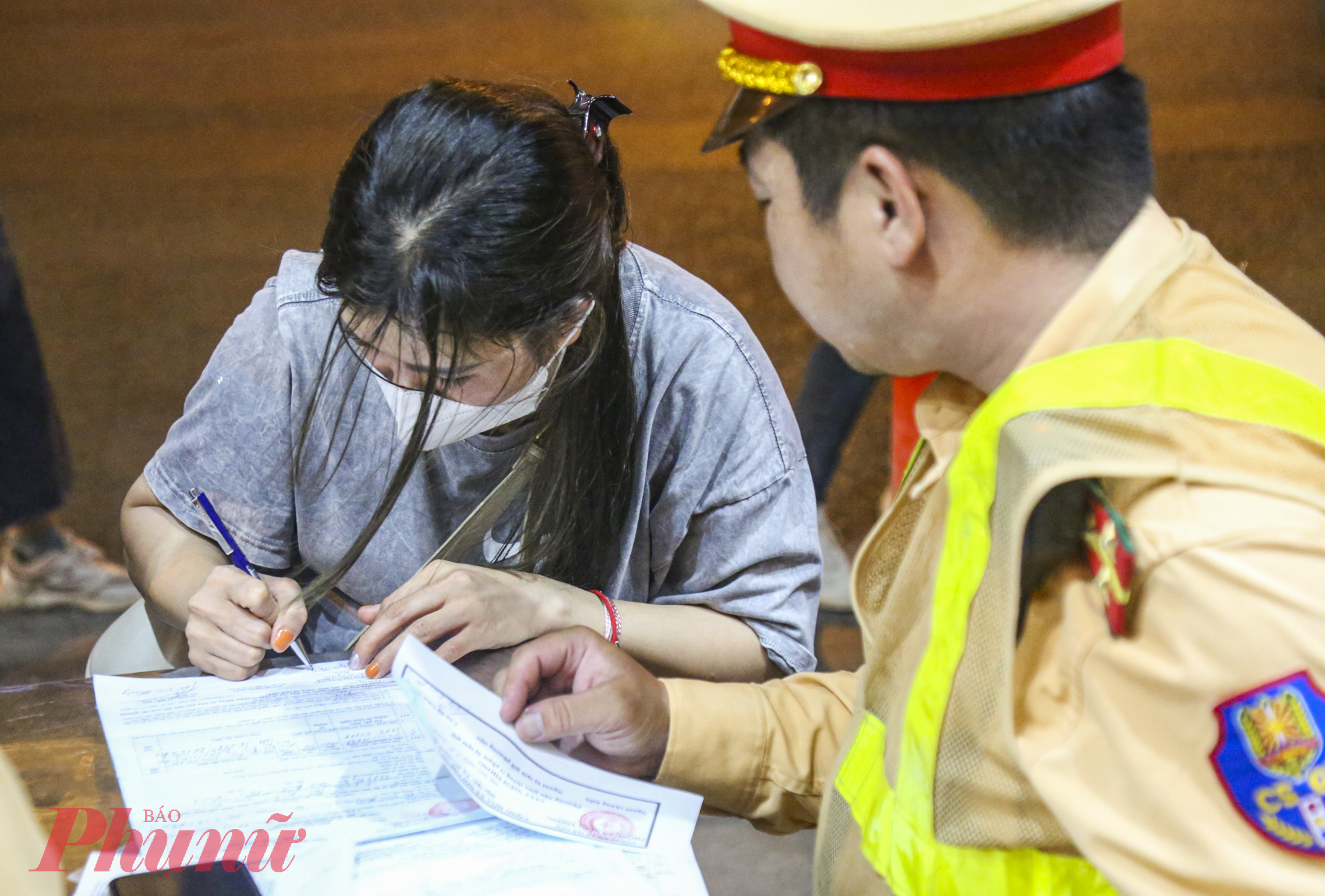 Làm việc với CSGT, nữ tài xế cho biết vừa tham gia cuộc nhậu cùng bạn bè, đang trên đường về nhà thì gặp tổ công tác, bản thân đã uống 2 cốc bia nên hoảng loạn không biết xử lý như thế nào. Với lỗi vi phạm trên, nữ tài xế bị phạt tiền từ 2 triệu đồng đến 3 triệu đồng, tước giấy phép lái xe từ 10 tháng đến 12 tháng.