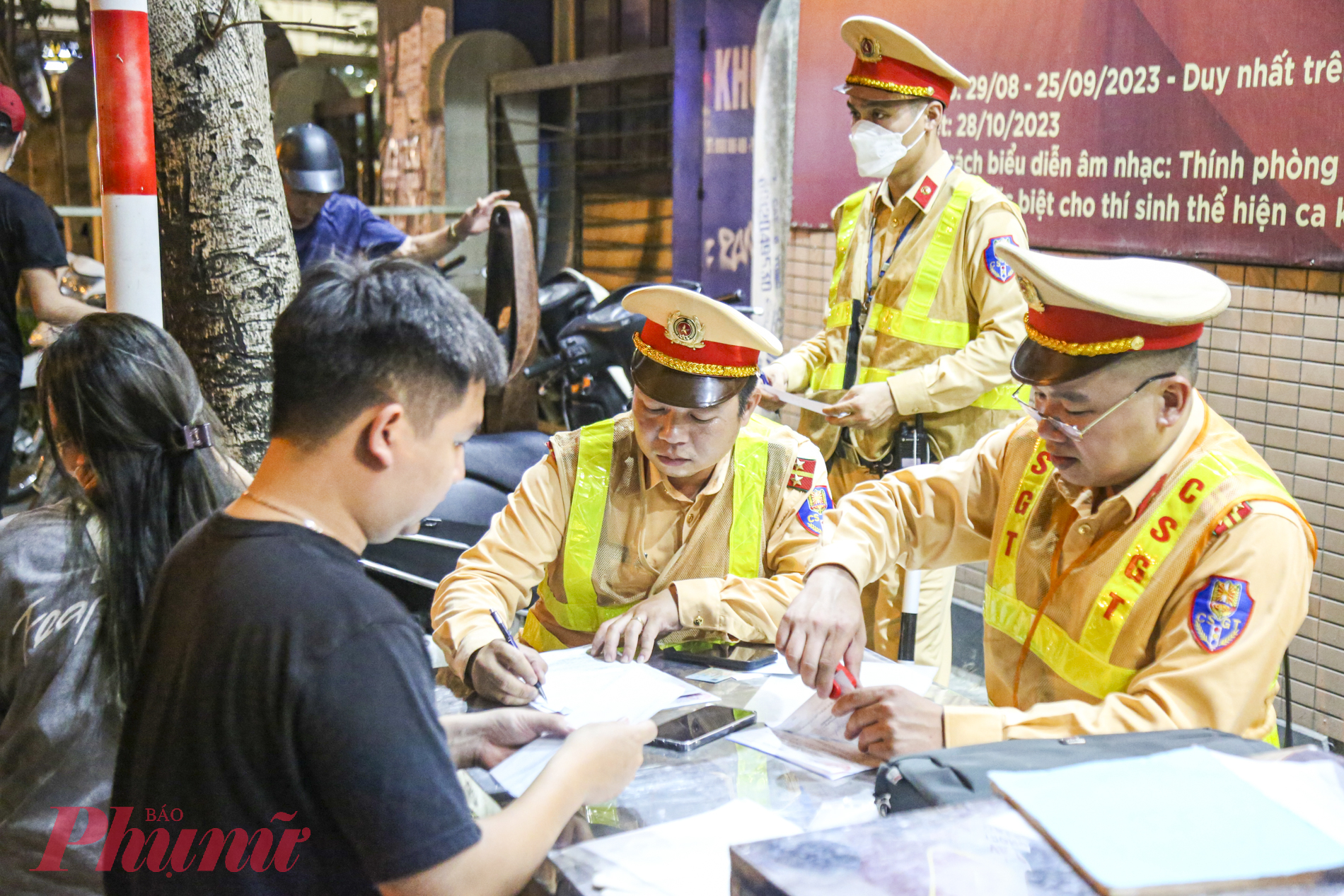 Trung tá Lê Hải Hà (Cán bộ đội CSGT đường bộ số 3 – Phòng CSGT - Công an TP Hà Nội) cho biết, thời gian tới, đặc biệt là dịp trong và sau kỳ nghỉ lễ 30/4 – 1/5, các đơn vị CSGT sẽ tăng cường lực lượng thực hiện quyết liệt việc kiểm soát, xử lý đối với người điều khiển phương tiện có nồng độ cồn, nhằm tạo chuyển biến tích cực, tiến tới hình thành thói quen, văn hóa 'đã uống rượu bia, không lái xe.