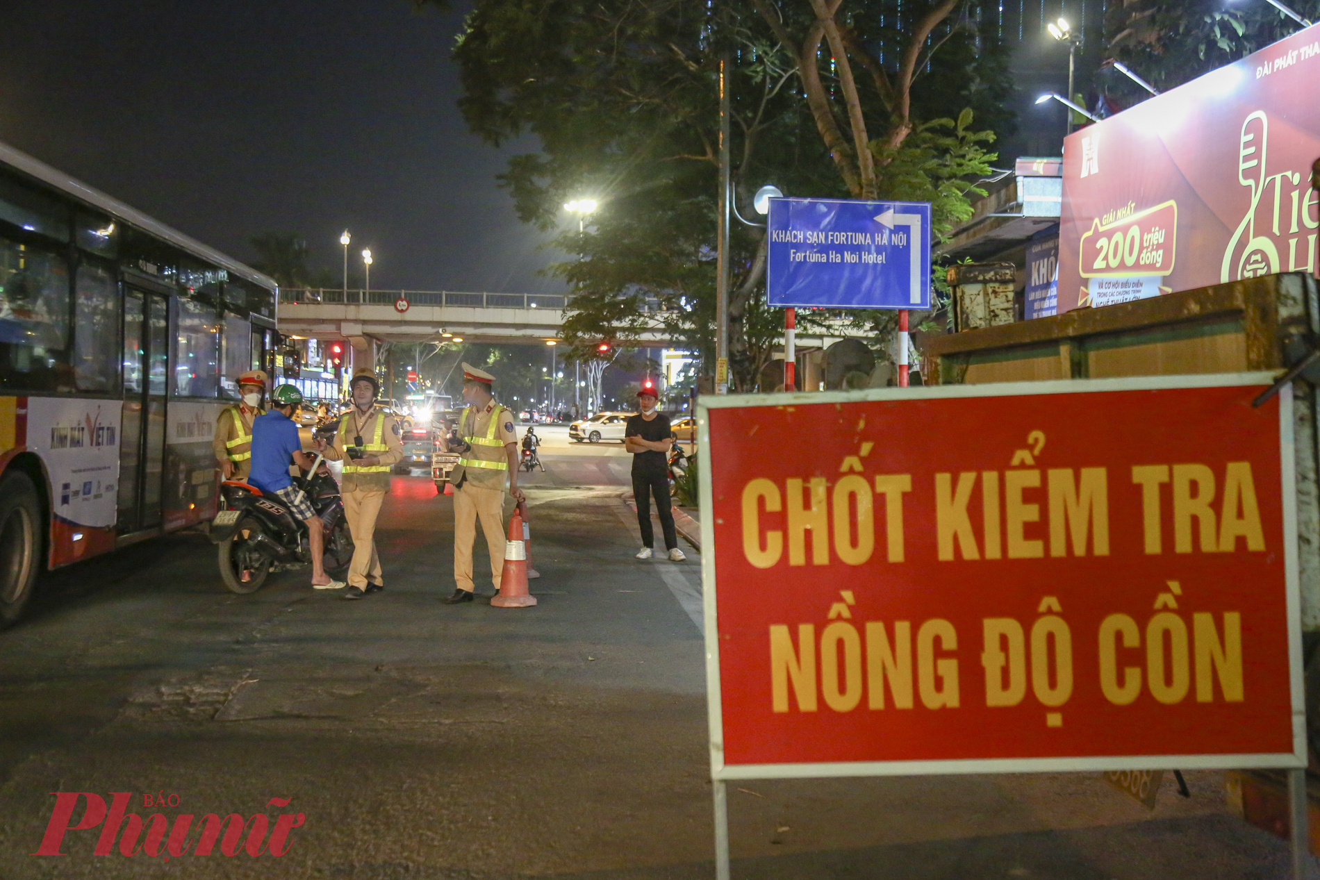 Tối ngày 28/4, Tổ công tác đội CSGT số 3 thuộc phòng CSGT Thành phố Hà Nội tiến hành lập chốt kiểm tra tại đường Huỳnh Thúc Kháng (quận Đống Đa, Hà Nội) kiểm tra, xử lý nồng độ cồn. 