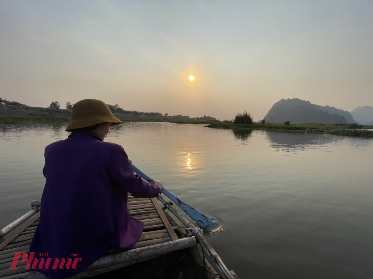 Đến Ninh Bình, bạn cũng tThoả sức thả mình trong thiên nhiên ở đầm Vân Long (xã Gia Vân, huyện Gia Viễn), nơi đây được xem là một khu bảo tồn thiên nhiên ngập nước lớn nhất trong khu vực đồng bằng châu thổ Bắc Bộ, với diện tích lên đến hơn 3500ha, được đưa vào khai thác từ năm 1998, sau đó nhanh chóng trở thành điểm du lịch trọng điểm của cả tỉnh Ninh Bình và quốc gia. 