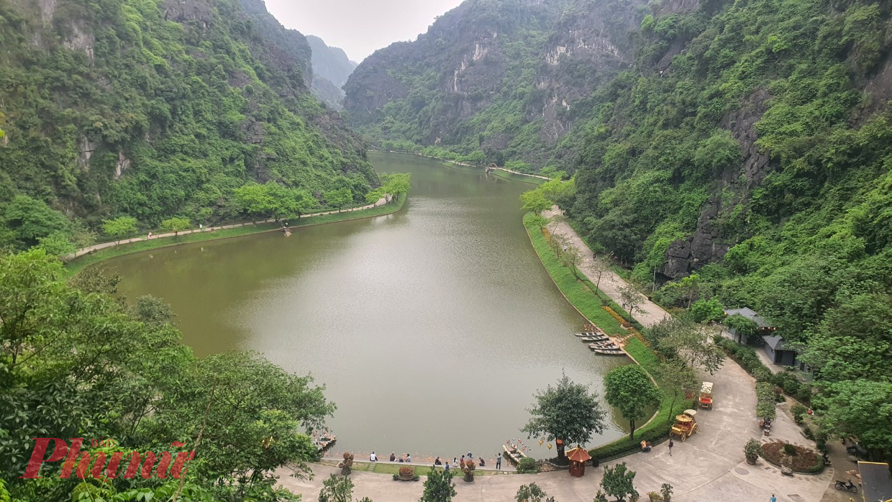 Nơi đây vào thời vua Đinh Tiên Hoàng từng là một pháp trường, sau đó được một nhà sư xây dựng, biến đổi thành chốn thờ tự và là nơi thái hậu Dương Vân Nga tu hành đến cuối đời. Vì là chốn tu hành tĩnh mịch, hoàn toàn cách biệt và hết sức yên tịnh, nên gọi Tuyệt Tịnh Cốc. Đúng với tên gọi, điểm nổi bật của Tuyệt Tịnh Cốc là hồ Ao Giải xanh biếc nằm giữa một thung lũng, với những ngọn núi đá vôi bao bọc xung quanh, cách biệt với thế giới bên ngoài. 