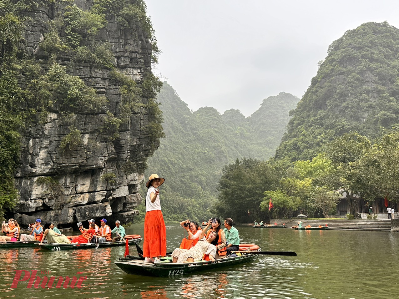 Trong đó, khách trong nước hơn 893 ngàn lượt; khách quốc tế hơn 134 ngàn lượt. Doanh thu du lịch trong tháng 4 ước đạt 993,8 tỉ đồng, gấp gần 2,3 lần so với cùng tháng năm trước.