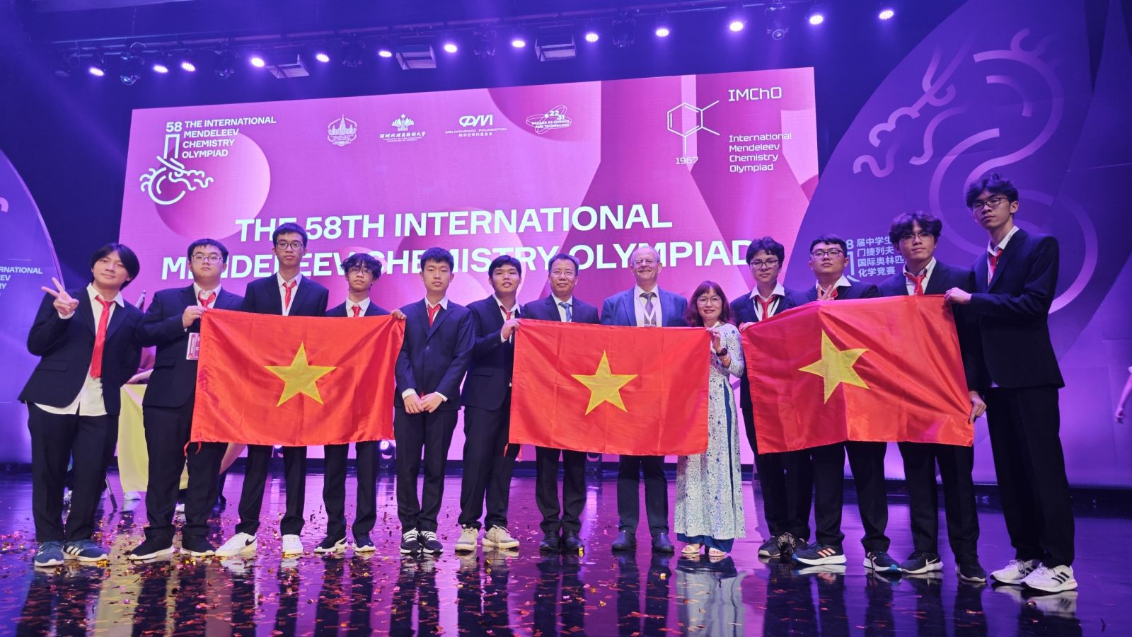 Đoàn Việt Nam chụp ảnh lưu niệm với GS Alexander Gladilin – Trưởng Ban chuyên môn tại Kỳ thi Olympic Hóa học Quốc tế Mandeleev lần 58