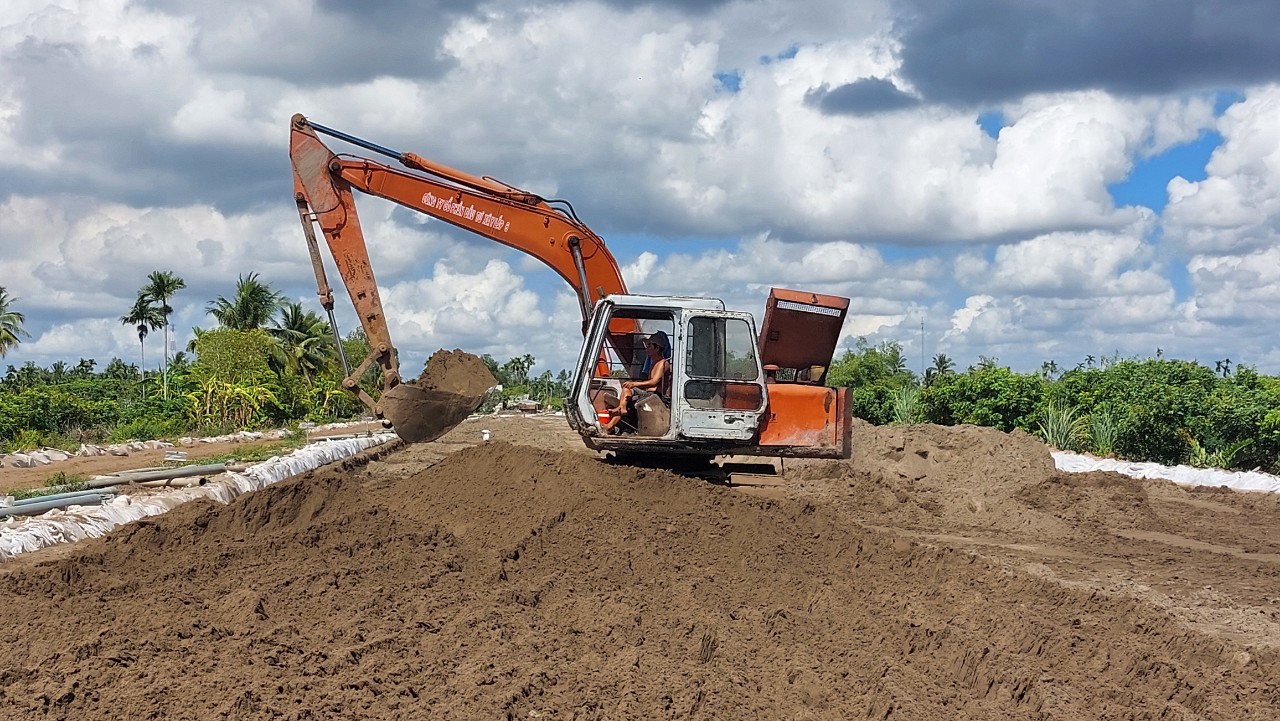 Nhiều kỹ sư, công nhân không nghỉ lễ để thi công công trình cầu Đại Ngãi