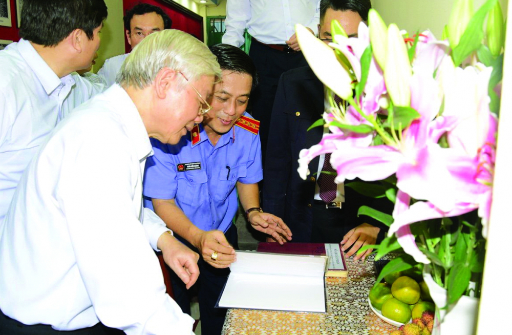 Đến thăm các di tích bảo tàng biệt động Sài Gòn năm 2018, Tổng bí thư Nguyễn Phú Trọng đã lưu lại bút ký trong niềm xúc động, cảm kích và tự hào (bên cạnh là ông Trần Vũ Bình)