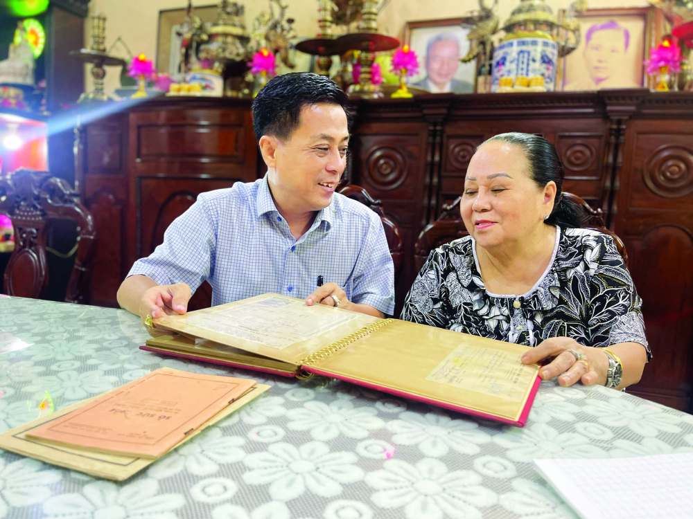 Ông Trần Vũ Bình cùng má Đặng Thị Thiệp bồi hồi bên những kỷ vật của gia đình - Ảnh: TDH