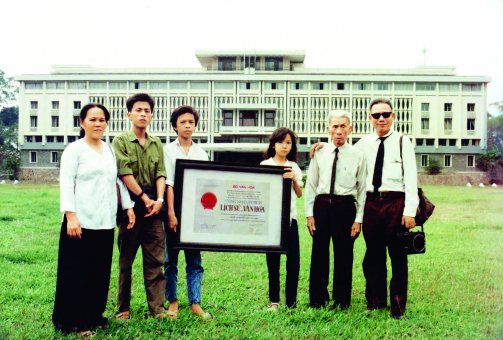 Ông Trần Vũ Bình (thứ hai từ trái sang) cùng gia đình Anh hùng Lực lượng Vũ trang Nhân dân Trần Văn Lai nhận quyết định công nhận Di tích Lịch sử văn hóa cấp quốc gia 1988 cho công trình phục dựng “Hầm chứa vũ khí của Biệt động Sài Gòn tấn công dinh Độc Lập tết Mậu Thân 1968” tại dinh Thống Nhất